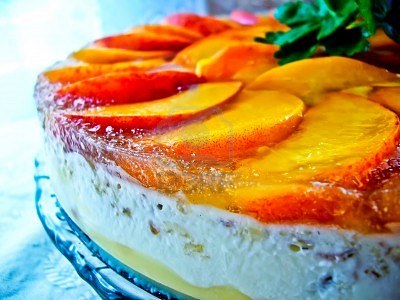 Biskvitinis tortas su persikais