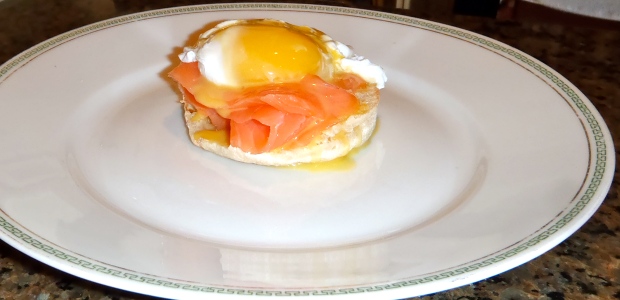 Pusryčiams kepti kiaušiniai su lašiša